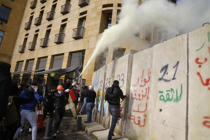 Lbnan gvenlik gleri, Bakent Beyrut'ta meclis binasna alan yollarda toplanan gstericilere tazyikli su ve biber gazyla mdahale etti.