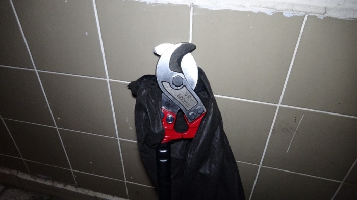 Hrszlar iKUR binasna demir kesme makasyla girdi, bekiler olay nledi