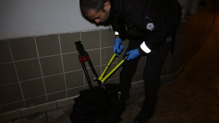 Mahallede devriye gezen bekilerin fark etmesi zerine hrszlar eyalarn binann iinde brakarak kat. 