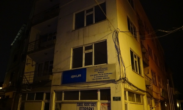 Osmangazi ilesi Tuzpazar Mahallesi smail Hakk Caddesi’nde bulunan KUR ek hizmet binas olarak kullanlan ve ksa sre nce boaltlan binaya demir kesme makas, akl vida skme aleti ve bir ok aletle giren hrszlar binada bulunan petek ve demir aksamlar almak istedi.