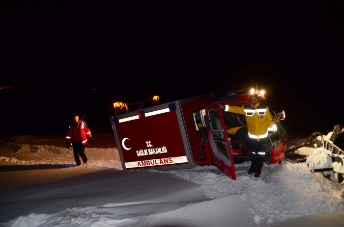 K�reklerle kar� temizleyerek ambulans� ��karmay� ba�aran ekipler, 6 saat s�ren �al��ma sonucu k�ye ula�t�.