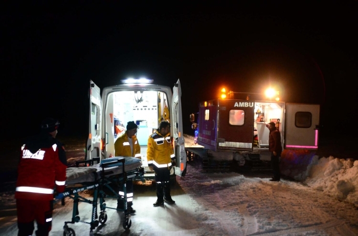  �lk m�dahalenin ard�ndan paletli ambulansa al�nan hasta, kara yolunda bekleyen di�er ambulansa teslim edilerek Ahlat Devlet Hastanesine ula�t�r�ld�.