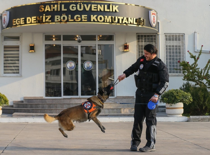 Barut'un e�itimlerinin yan� s�ra beslenme ve sa�l�k durumuna da �ok dikkat edildi�ine dikkati �eken Ar�kan, 'Sa�l�k durumunu d�zenli olarak veterinerde kontrol ettiriyoruz. A��lar�n� zaman�nda yapt�r�yoruz ayr�ca beslenme konusunda kaliteli ve besin de�eri y�ksek k�pek mamalar� kullan�yoruz.' ifadelerini kulland�.  