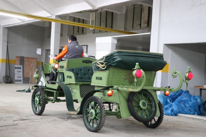 Metin ustaya hayallerini ve elektrikli faytonu anlatt�ktan �al��maya ba�lad�klar�n� ve 10 y�l ayr�lmad�klar�n� dile getiren �ahin, 'Ben teknik ve mekani�ini o da el i��ili�ini halletti. G�zel i�lere imza att�k, sonra kendisi emekli oldu.' dedi.