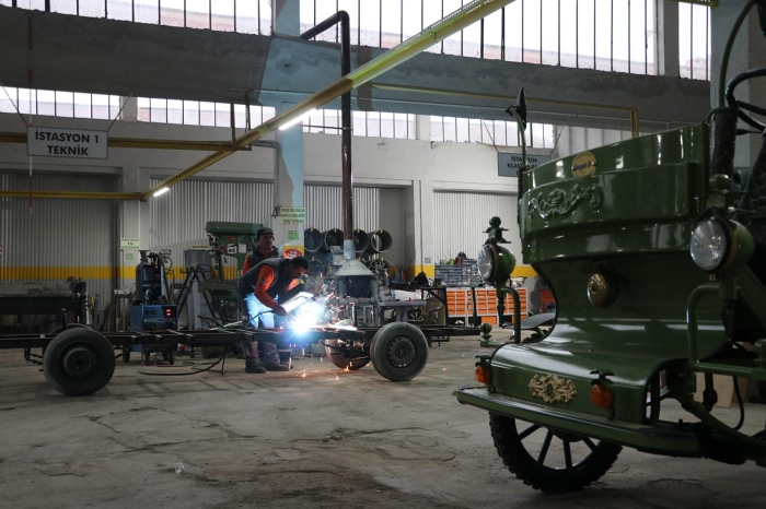 G�r��menin ard�ndan radikal bir kararla yat�r�m�n� bu kentte yapmaya karar veren �ahin, Metin Demir'in �nc�l���nde k�sa s�rede 10 ki�ilik ekip kurdu ve eski bir tekstil fabrikas�n� elektrikli fayton �retim tesisine d�n��t�rd�.