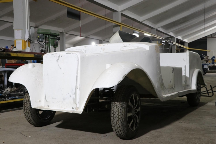 Elektrikli fayton �retimine giri� ser�venini anlatan �ahin, 'Bu i�e girmeden �nce bir firmada �al���yordum. Elektrikli fayton fikrinin olu�mas�n�n ard�ndan 3 y�l� a�k�n ara�t�rma yapt�m. 2005 y�l�nda bu i�in ustas�n� bulmak i�in gazete ilan� verdim. Usta Denizli'de ��k�nca yolumuz oraya d��t�. Sarayk�y'de Metin usta normal fayton yap�yordu. Ben elektriklisini yapaca��z dedi�imde, 'faytonun elektriklisi mi olurmu�' diye bana s�ylendi.' diye konu�tu.