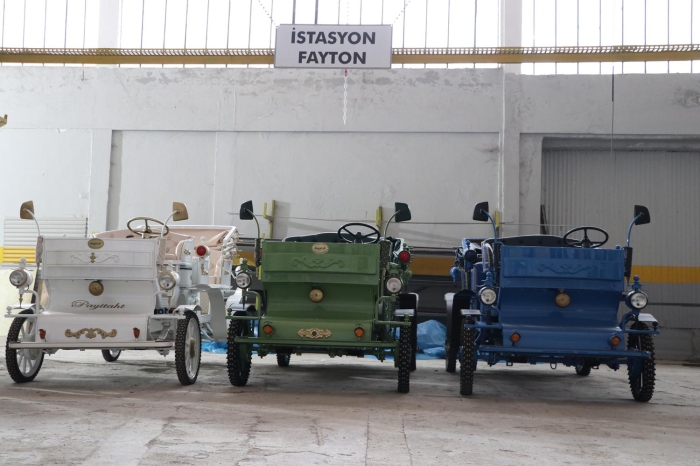 Tesiste yap�lan elektrikli fayton ise 6-8 saatte �arj oluyor ve tek seferlik �arjla 70-80 kilometre gidebiliyor. Faytonda, hidrolik fren sistemi de bulunuyor.