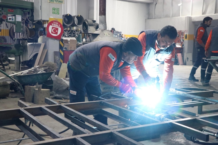 �stanbul Havaliman�'nda, bina i�i ula��m i�in farkl� kapasitelerde 70 elektrikli golf arac� �reten firma, bu sayede d�nyadaki di�er havalimanlar� i�in de �nemli bir referans sa�lad�.