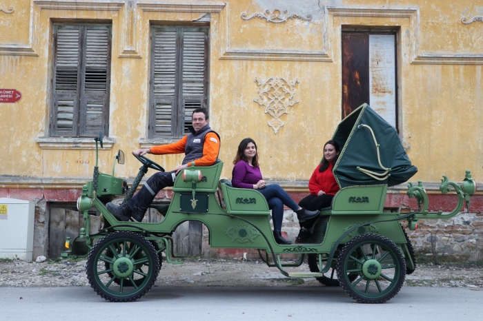 'Atlara eziyet olmas�n, diyerek bu yola koyuldum. �ok ��k�r, �u anda d�nyan�n d�rt bir taraf�ndan gelen talepleri kar��lamaya �al���yorum. Son olarak Sanayi ve Teknoloji Bakan�m�z Mustafa Varank faytonu denedi ve �ok be�endi. Sa� olsun bizi zaman zaman aray�p �al��malar hakk�nda bilgi al�yor. Elektrikli ara�lar� daha konforlu hale getirmek i�in gece g�nd�z �al���yoruz.'