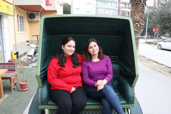 Elektrikli faytona geri manevra, yoku� kalk�� ve ini� deste�i, 3 ayr� fren sistemi ile at ve nal sesi ��karan bir sistem entegre ettiklerini anlatan �ahin, b�ylece araca binenlere nostalji ya�att�klar�n� ifade etti.