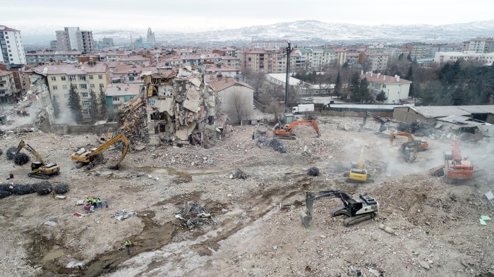 Aa Demirta, Krklar, Doukent ve Hankendi mahallesinin yan sra Sivrice ilesi Glba mevkisinde ilk etapta 5 bin ailenin geici olarak barnaca konteyner kentlerin kurulaca alanlarda ekipler, youn alma yapyor.  