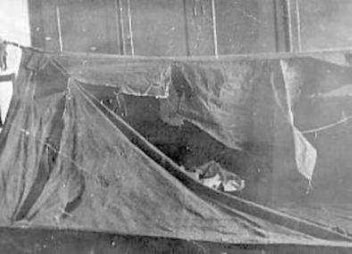                                                                 Yaplan teknik incelemede adrn ieriden yrtld ve civarnda karn altnda kalm olan 7-8 kiiye ait ayak izlerinin olduu anlald. Ayak izlerinin hi birinde ayakkab ya da orap giyildiine dair belirti yoktu. Bu ayak izleri, yaln ayakl birilerine aitti.                                                       