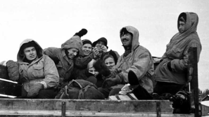                                                                 7. Olay yerinde gruba ait ayak izlerinden baka yabanc ayak izi yoktu. Bu bulgu ise Mansi yerlileri ya da baka yabanclar tarafndan ldrldkleri tezini rtyor.                                                       