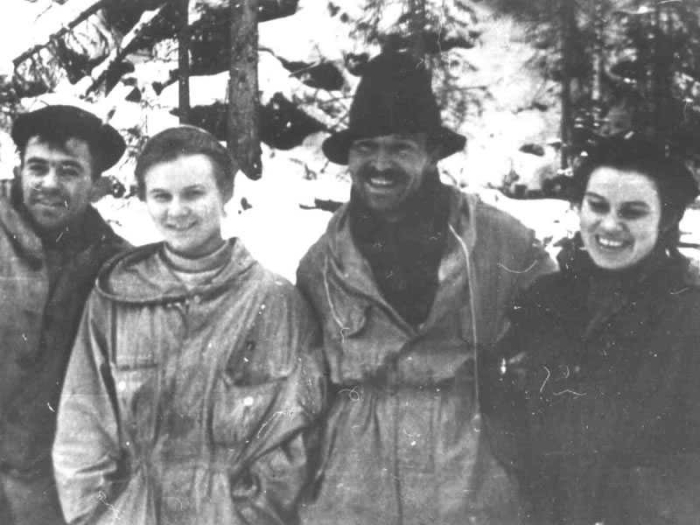                                                                 9. Rstem Slobodin'in dudaklar ve yznn sol yarsnn i olduu tespit edildi. Vcudunun deiik yerlerinde darp izleri grlyor. Slobodin midesini kramp girmi ya da darbe alm gibi tutuyor. Cesedin bulunduu pozisyona bakarak aratrmaclar, Slobodin'in bir eyle mcadele etmi olabileceini dnyorlar. Darp izleri, dudann ve yznn sol yarsnn iik olmas bu iddiay dorularken, evrede yabanc ayak izi olmamas iddiay rtyor.                                                       