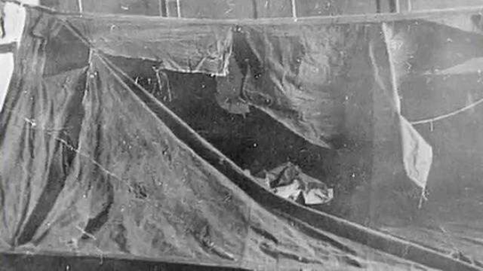                                                                 Savclk, nce Mansi yerlilerinin bu cinayetleri iledikleri iddiasn aratrd. Gya kendi yurtlarna gei yolu aan kifleri birilerinin cezalandrd dnld. Oysa ne Otorten ve ne de Holat-Syahl yre halknca kutsal ya da zellii olan yerler deildi. Keza olay mahallinde de 9 kayakdan bakalar olduuna dair hi bir iz ve belirti yoktu. Otorten Da, Mansi dilinde “lm Da” anlamna geliyordu. Hepsi o...                                                       