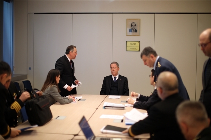 Bakan Akar, NATO Savunma Bakanlar Toplants oturumlar ncesinde NATO Karargah’ndaki personel ile almalara ilikin toplant yapt.