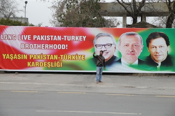 Türkiye Cumhurbaşkanı Erdoğan ile Pakistan Cumhurbaşkanı Arif Alvi ve Başbakan İmran Han'ın bulunduğu afişlerde, İngilizce ve Türkçe 'Yaşasın Türkiye-Pakistan kardeşliği' ve 'İki ülke tek millet' ifadeleri yer aldı.