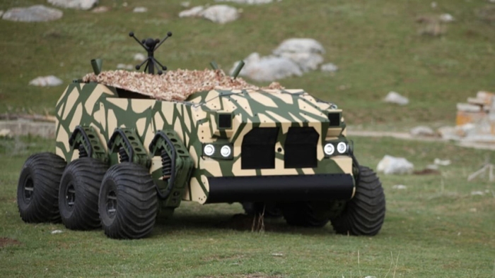 Bu sayede arazi kabiliyeti olduka yksek olan platform, 2 kilometre mesafeden kumanda edilebiliyor.