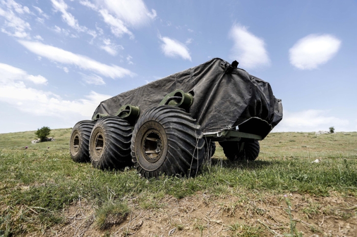 Sahip olduu jiroskopik stabilizasyon sistemi ile arazinin engebe durumuna gre  eksende kendini dzeltebilen aracn zel sspansiyon yaps, devrilme durumlarnda bile yoluna devam edebilmesini mmkn klyor.