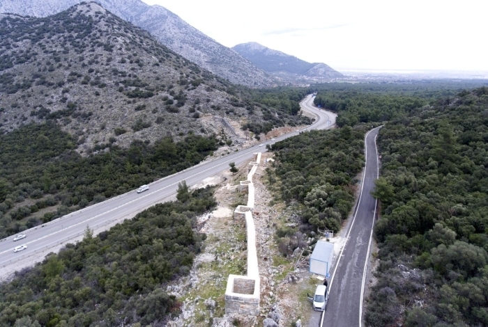 2 B�N 300 YILLIK TAR�H� YOL Vali M�nir Karalo�lu'nun talimat�yla, Antalya Valili�i Yat�r�m �zleme Ba�kanl��� (Y�KOB) K�lt�r Varl�klar� M�d�rl��� �nc�l���nde, Antalya M�ze M�d�rl���, Antalya Tabiat ve K�lt�r Varl�klar�n� Koruma Kurulu gibi kurumlar�n i�birli�i i�erisinde devam eden kaz� ve restorasyon �al��malar� kapsam�nda 2 bin 300 y�ll�k tarihi surlar�n birle�tirilmesi i�in proje �al��malar� ba�lat�ld�.