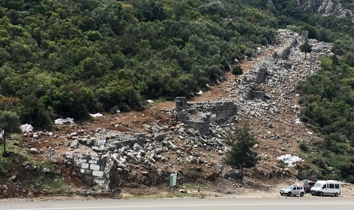 SURLAR 1950'LERDE YIKILMI� 2 bin 300 y�ll�k tarihe sahip oldu�u d���n�len tarihi yolun da bulundu�u ikinci etap surlar�n bug�n hala duble yol olarak kullan�lan Korkuteli- Antalya karayolu nedeniyle 1950'lerde y�k�ld��� belirlendi. 