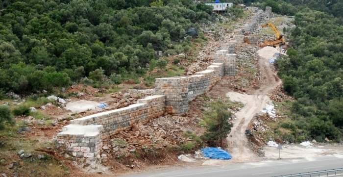 KARAYOLUNUN B�LD��� �K� B�LGE B�RLE�ECEK Yakla��k 4-5 milyon TL'lik maliyet �ng�r�len proje ve restorasyon �al��malar�na ili�kin ihalenin bu y�l i�inde yap�lmas� planlan�yor. �hale sonras�nda surlar, 2 bin 300 y�l �ncesinde oldu�u gibi yeniden birle�tirilecek. 