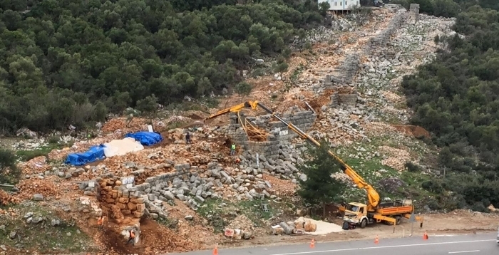 Yolun her iki taraf�nda kal�nt�lar� bulunan surlar�n yeniden in�as� ve orijinal hale getirilmesiyle ilgili proje haz�rland�. Projeye g�re, surlar�n oldu�u yol k�sm� iptal edilecek ve karayolu surlar�n alt�ndan in�a edilecek alt ge�itle ba�lanacak.