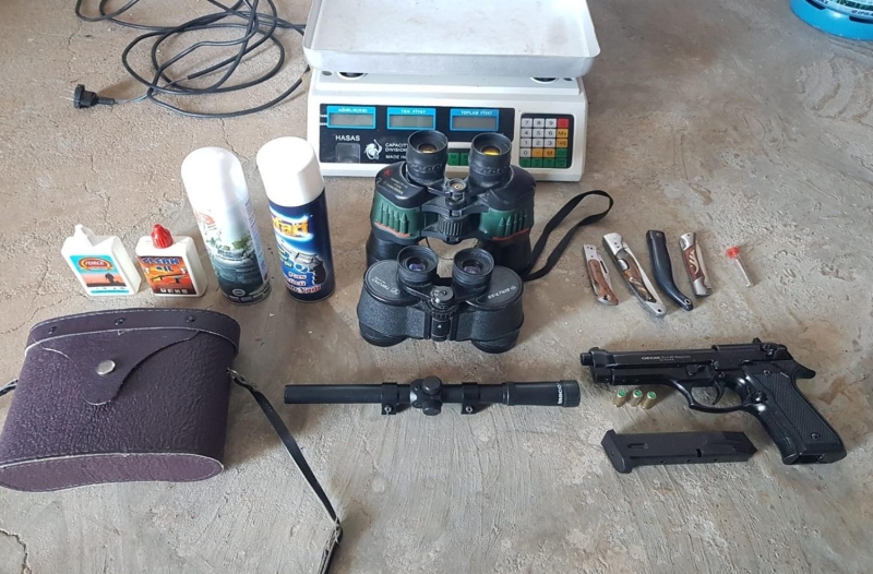 Narko-terrizmle mcadele kapsamnda ise narkotik tespit kpei 'Engel'in de katlmyla yaplan operasyonda, allar arasna gizlenmi uvallar ile topraa gml bidonlar ierisinde 830 kilogram sata hazr esrar ve 1 adet elektronik hassas terazi ele geirildi.