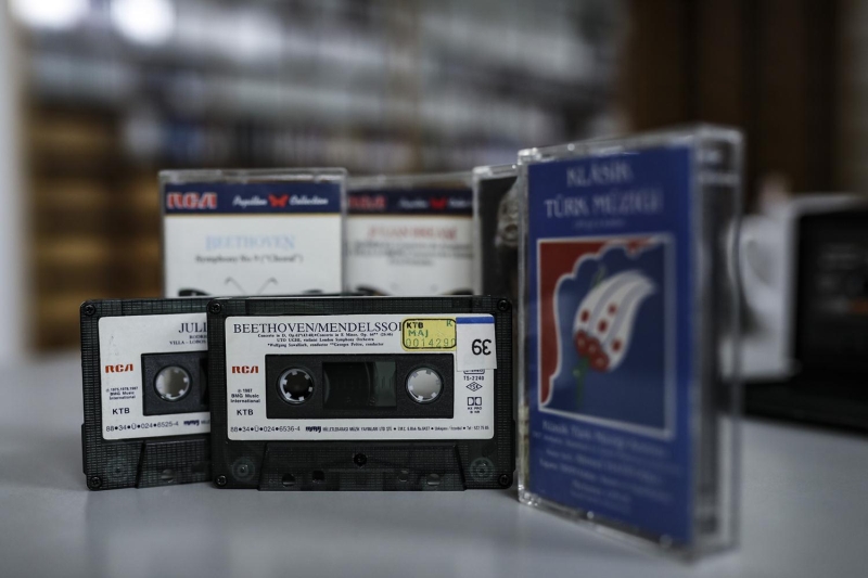 'CD kullanm nce blge radyolarnda denenmeye baland. 2005'ten sonra da TRT'de mzik kullanm tamamen dijital ortama geti. Gnmzde canl yaynlarda CD kullanmyoruz. Arivimizdeki CD'lerde bulunan mziklerin tamam dijitale aktarld. TRT'nin kendi mhendislerinin yapt bir sisteme yklendi. Biz de yayn srasnda o sistemden mzikleri seip e-Radyo dediimiz bir sistemde teknisyen arkadamzn da grebilecei bir platforma yklyoruz. Baz arkadalarmz ise canl olmayan bant kaytlarnda zellikle klasik mzik programlarnda hala CD kullanyor.'