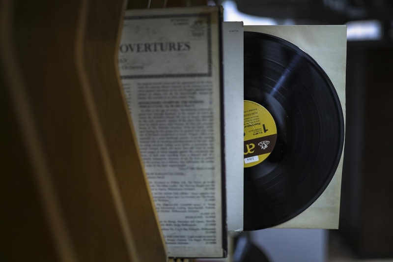 'Bu teknoloji bize byk bir kolaylk salyor. lk canl yaynma girdiimde dinleyicinin istek arksn alabilmek iin yayn diskoteinde bulunan CD'yi arayp, o arknn numarasn bulup yayndan yle almak durumundaydk. imdi ise bir ey aradnzda arknn ya da albmn adn yazarak hzlca ulaabiliyoruz. Hatta imdilerde cep telefonuyla bile radyo program hazrlayabilmek mmkn.'