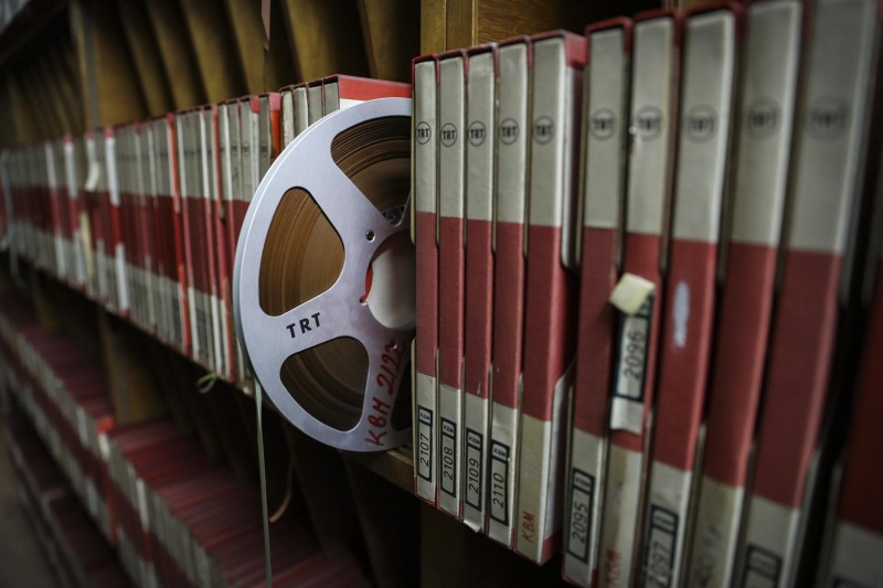 '1990'larn banda zel radyolarn k ile ok seslilik meydana gelmeye balad. Her konuda olduu gibi radyoculukta da ok seslilik olmas iyi bir ey. Radyoda eitlilik olmazsa olmaz. lkemizde eitliliin olmas da ok gzel. Daha nce hibir ekilde sesini duyuramayan blgelerin, halkn, ile ve kylerin farkl radyolar aracl ile bir ekilde sesini duyurabilmesi, bu eitlilii salamas ok deerli.'