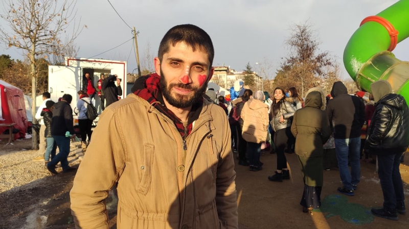 Grup sorumlusu mit etinkaya, AA muhabirine yapt aklamada, otostop yaparak stanbul'dan Elaz'a geldiini syledi. Projeye farkl mesleklerden 50 gnllnn katldn, Trkiye'nin 81 ilinden ocuklar iin oyuncak getirdiklerini belirten etinkaya, 'Trkiye'nin drt bir yanndan ocuklarn yzne tebessm olabilmek, onlara umut verebilmek adna geldik.' dedi.