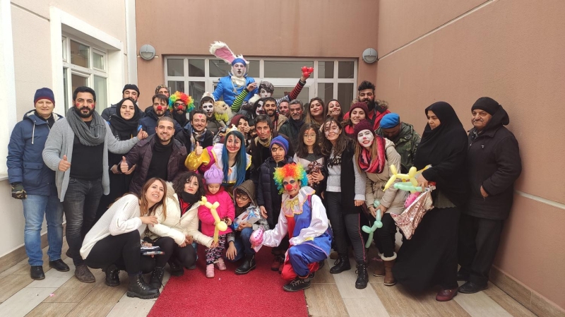 Elaz merkez, Sivrice ilesi ile Malatya'da ocuklara oyuncak datan gnlller, dzenledikleri etkinliklerde ocuklarn yzn boyad, palyao gsterisi yapt, onlarla oyun oynad.