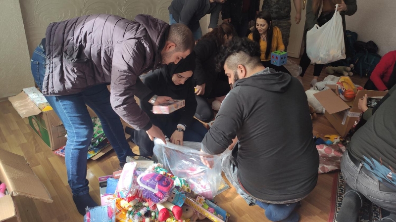 Grup sorumlusu mit etinkaya, AA muhabirine yapt aklamada, otostop yaparak stanbul'dan Elaz'a geldiini syledi. Projeye farkl mesleklerden 50 gnllnn katldn, Trkiye'nin 81 ilinden ocuklar iin oyuncak getirdiklerini belirten etinkaya, 'Trkiye'nin drt bir yanndan ocuklarn yzne tebessm olabilmek, onlara umut verebilmek adna geldik.' dedi.
