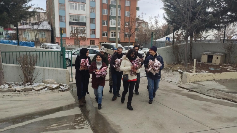 etinkaya, depremden etkilenen ocuklara moral vermek ve motivasyonlarn artrmak istediklerini dile getirerek 'Sahne performans gsterecek, balon katlama yapacak, maskot arkadalarmz var. Depremin oluturduu ykc etkiyi, psikolojik travmay atlatmalar iin yola ktk.' diye konutu.