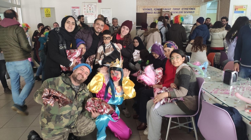 Ynetmen Ouzhan Denizol da depremden en ok ocuklarn etkilendiine dikkati ekerek 'Depremin etkisinin atlmas gerekiyor. Burada etkinlikler yaplyor ama ekstra byle arkadalarmzn da ocuklar iin destek sunmas nemli. nanyorum motivasyonlar ykselecektir. Psikolojilerinin dzelmesi iin bir nebze bile faydamz olacaksa ne mutlu bize.' eklinde konutu.