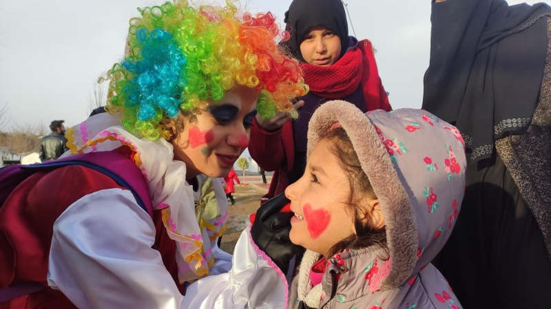 Hedeflerinin 1000'i akn ocua ulamak olduunu anlatan etinkaya, 'Bunu baaracaksak buradaki arkadalarmzn, onlarn gzel yrekleri sayesinde. ocuklar en gzel yreklere sahip. ocuklar bizim iin ok deerli ve zel. ocuk olursa gelecee dair umudumuz da devam eder. Geleceimiz olan ocuklar iin byle etkinliklere her zaman devam edeceiz.' ifadelerini kulland.