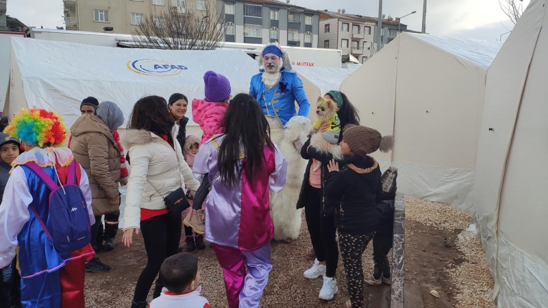 Isparta'dan gelen niversite rencisi emsa Aris, ocuklara oyuncak toplayarak kente geldiklerine iaret ederek onlarla oyunlar oynadklarn anlatt.