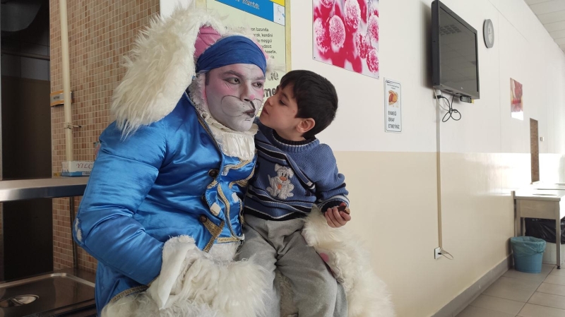 'Asl amacmz ocuklarla vakit geirmek, onlarla bir etkinliin ierisinde olmak. lk etkinliimizi 5 yl nce Mardin'de yaptk, u anda buradayz ve ocuklarla gzel vakit geiriyoruz.' diyen Aris, ocuklarn bu etkinliklerle mutlu olduunu aktard.