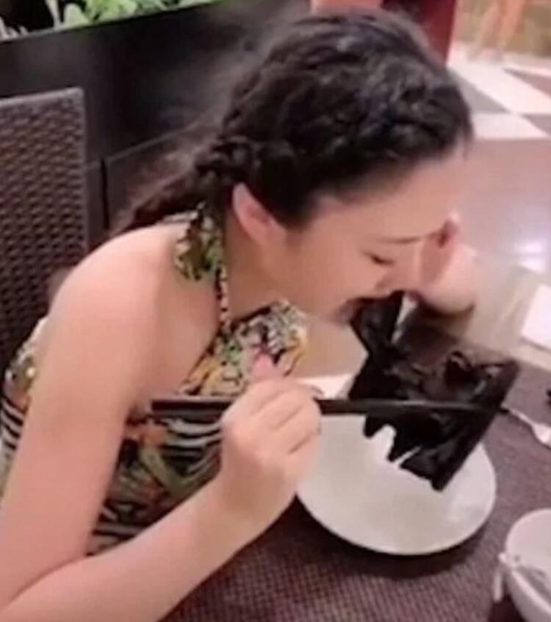                                                                 Ancak d�nya �ap�nda yay�lan ve 45 binden fazla insan� enfekte eden vir�se ra�men, Endonezya'daki pazarlarda yarasa sat��lar� devam ediyor.                                                      