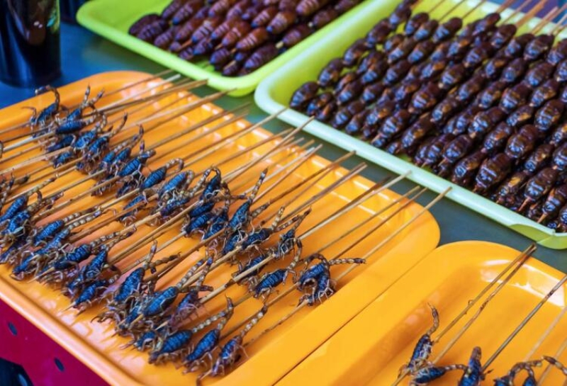                                                                 Huanan pazar�, buran�n yerlilerinin u�rak noktalar�ndan biri olarak nitelendiriliyor. �zellikle etini 'taze' sat�n almak isteyenler buraya geliyor ve sat�n alaca�� hayvan� hemen o anda kestiriyor. Canl� hayvanlar, bu pazardaki k���k kafeslerde tutuluyor ve m��terinin talebine g�re kesiliyor.                                                       