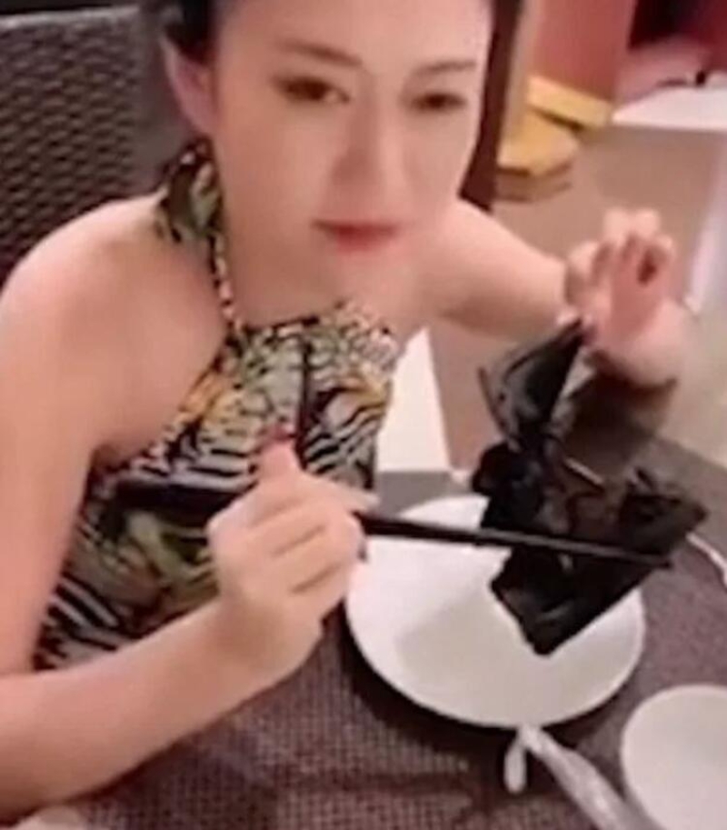                                                                 Markette �al��an Stenly Timbuleng adl� adam, her g�n en az 60 yarasa satt�klar�n�, �zellikle tatil d�nemlerinde bu say�n�n 600'e kadar ��kt���n� s�yledi.                                                       