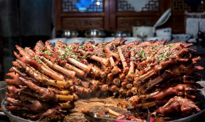                                                                 Baz� foto�raflarda evlere servis yap�ld���n�n da alt� �izilmi� ve 'Taze kesilmi�, dondurulmu� etler, kap�n�za kadar getirilir' ibaresi g�r�l�yor.                                                      