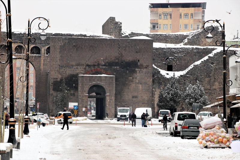UNESCO Dnya Kltr Miras Listesi'nde yer alan, 7 bin yllk Hevsel Baheleri ile Diyarbakr Surlar ve On Gzl Kpr, beyaz rtyle kapland. 