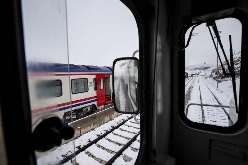Turistik Dou Ekspresi yolcular, dn yolunda ise uzun sreli duraklayacaklar Sivas-Divrii'de temelinden burcuna kadar otantik bir Trk eseri olan kaleyi, 'Anadolu'nun Elhamras' olarak anlan ve 1985'te UNESCO Dnya Kltr Miras Listesi'ne alnan Divrii Ulu Cami ve Darifas'n gezebiliyor.