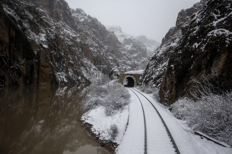Turistik Dou Ekspresi'nin uzun sreli mola verdii nc istasyon Erzurum'da, tarihi 18'inci yzyldaki Osmanl-ran Sava'na dayanan, en bykleri ise Ruslar'n baskn ve istilalarndan ehri korumak amacyla ina edilen tabyalar, Anadolu'da bulunan ant mezarlarn en gzel rnekleri arasnda yer alan ve en by Emir Saltuk'a ait 3 Kmbetler, ehrin sembol haline gelen ifte Minareli Medrese ile Trk slam Eserleri ve Etnografya Mzesi olarak da kullanlan Yakutiye Medresesi ziyaretilerini arlyor.