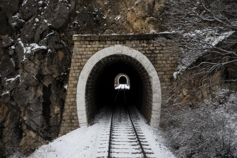 nl mutasavvf Eb'l Hasan Harakani'nin trbesi ve cami, Kars Mzesi, 1579 ylndan kalma Ta Kpr, Kmbet Camisi ehirde grlmesi gereken yerler arasnda bulunuyor.
