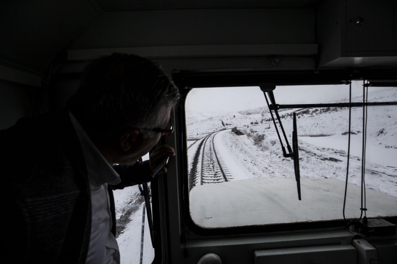 Yolcular, yerel lezzetlerden kete ve Erzincan orbasn, yada kzartlan pestilin zerine ceviz dklerek sunulan pestil kavurmasn, nohut, fasulye, bulgur, ayran, nane ve tereyayla hazrlanan gendime orbasn tatma imkanna sahip olurken, hediyelik olarak tava leblebi, tulum peyniri, kavrulmu buday ve Osmanl dneminde kurulmu tuz ocaklarndan 100 metre derinlikten karlan Kemah tuzu alabiliyor.  Turistik trenin li'teki molasnda Bata Kprs, Kemaliye Karanlk Kanyon, Kemaliye evlerini grme frsat bulunuyor. Yolcular isterlerse yama parat, rafting, at safari gibi doa sporlar da yapabiliyor.