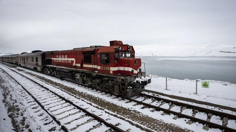Temeli, Bagratl Kral 2. Sembat tarafndan milattan sonra 990'da atlan, 1064'te Sultan Alparslan'n Ani'yi fethetmesinden sonra camiye evrilerek, ilk fetih namaz klnan Byk Katedral, dier ismiyle Fethiye Camisi yzyllara ve inanlara ahitliiyle turistlerin ilgisini ekiyor.