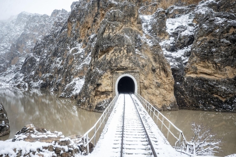 Tandrda kaz ekmesi, tencerede i kebap, ekili et, hal, kete, hasuda Kars'a zg lezzetler arasnda yer alyor. Sadece Kazman'da yetien uzun elma, bal ve kaar peyniri, kaz ty yastk yolcularn sevdiklerine gtrebilecekleri hediyelikler arasnda bulunuyor.